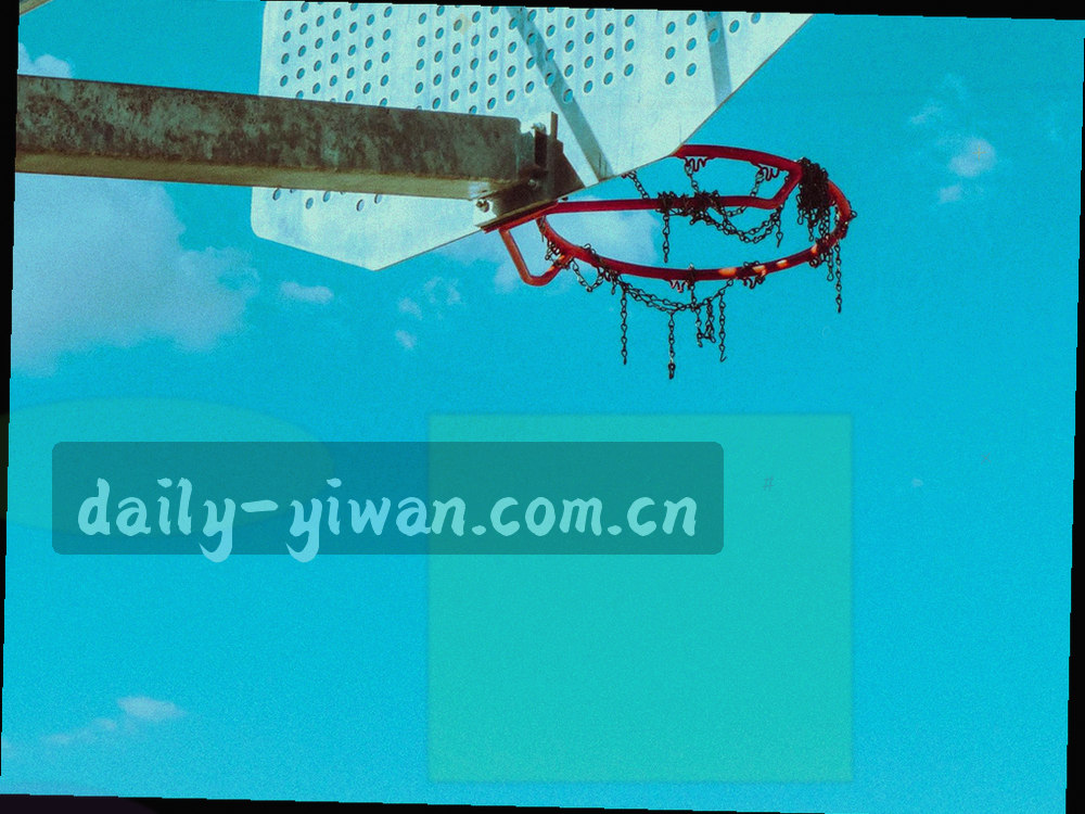 师傅在住户家中检修水管的纪实照片