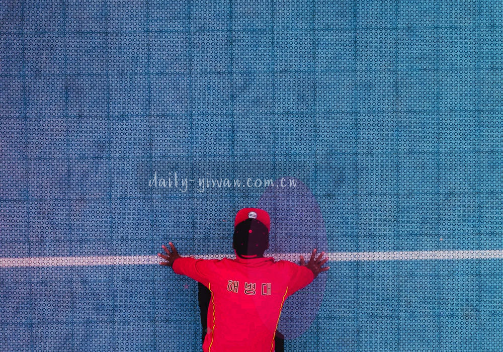 桌面台历翻到当月，旁边有手写批注